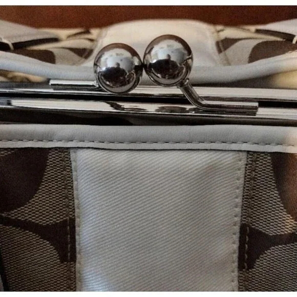 VINTAGE Coach C Print Brown Canvas White Leather Kiss Lock 3 Pocket Shou… - Picture 4 of 8